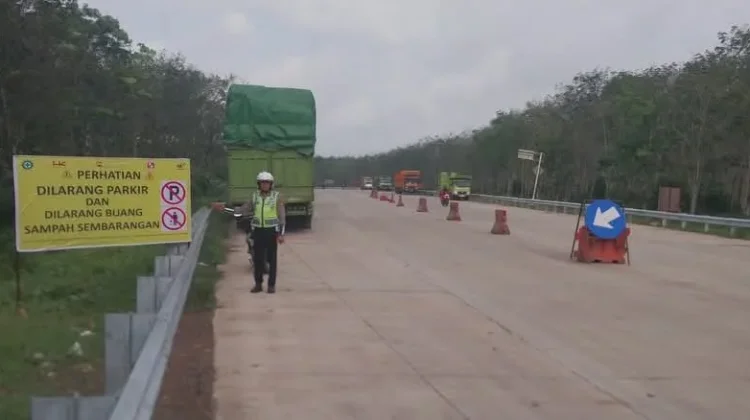 Cegah Kecelakaan, Polres Banyuasin Pasang Plang Larangan Parkir di Sekitar Tol