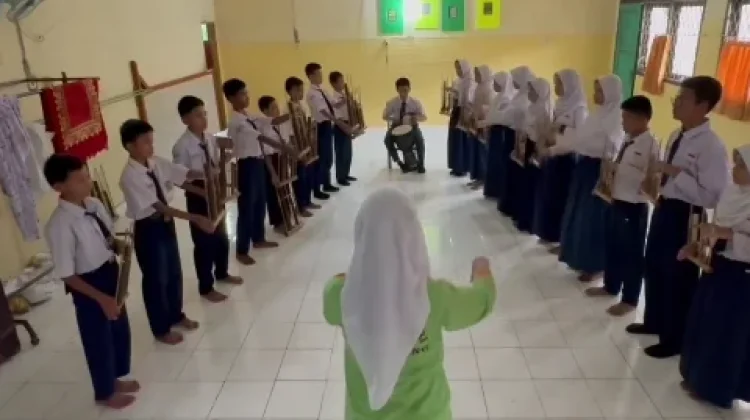 Ahmad Naufal Kembangkan Bakat Siswa lewat Angklung