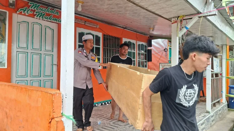 Polsek Banyuasin II Serahkan Bantuan Peti Jenazah Warga Sungsang