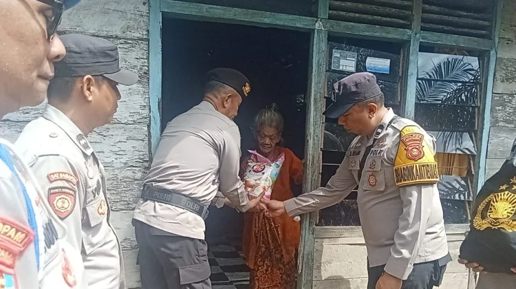 Polsek Muara Padang Salurkan Bantuan untuk Lansia Kurang Mampu