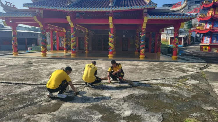 Sambut HUT Bhayangkara, Polisi dan Warga Lubuk Linggau Bersihkan Rumah Ibadah