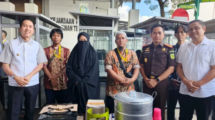 Tujuh Gerobak Usaha Diserahkan untuk Keluarga Eks Napiter