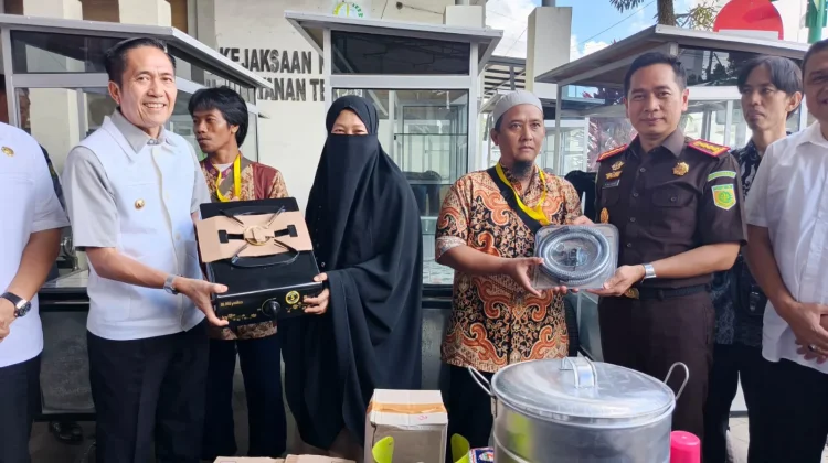 Tujuh Gerobak Usaha Diserahkan untuk Keluarga Eks Napiter