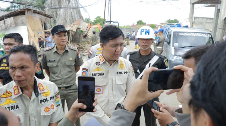 Satpol PP Bongkar Pondok Liar di DAS Jakabaring