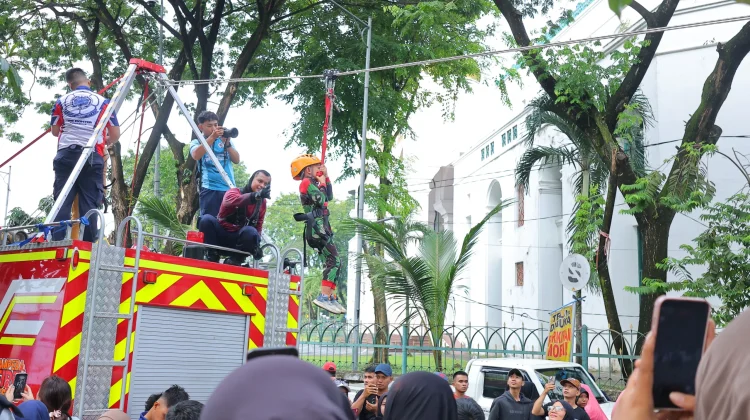 Wahana Flying Fox Gratis Damkar Jadi Favorit di CFD Palembang
