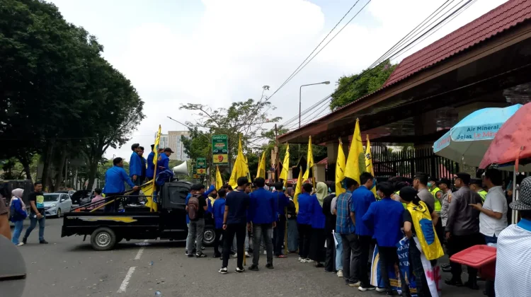 Aksi Mahasiswa Warnai Paripurna HUT ke-80 Sumsel
