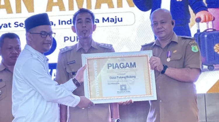 Desa Tebing Bulang Raih Penghargaan Migran Emas Produktif