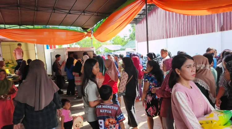Warga Antusias Belanja di Pasar Murah Sako