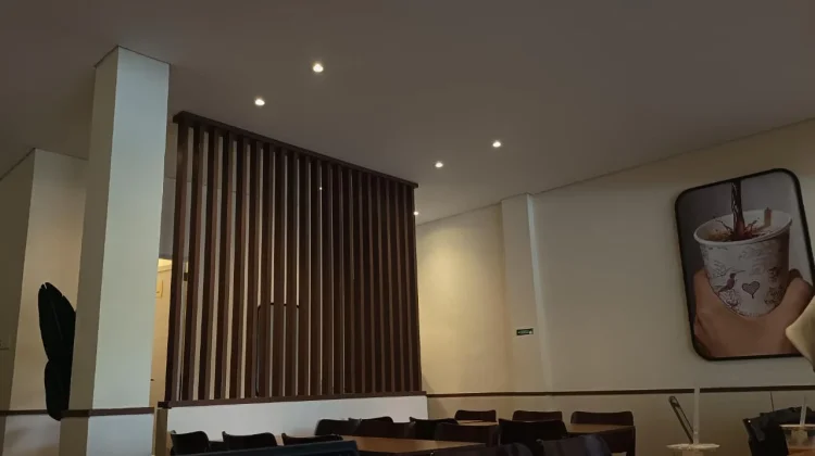 Cahaya Redup Bikin Pengunjung Kafe Betah Berlama