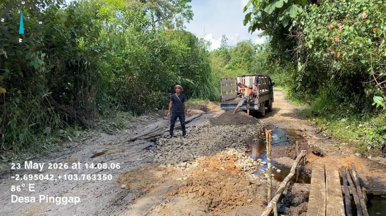 Pemkab Muba Apresiasi Gotong Royong Warga Perbaiki Jalan Desa