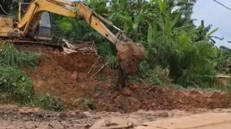 Warga Gotong Royong Kolaborasi Perbaiki Jalan Desa Macang Sakti Muba