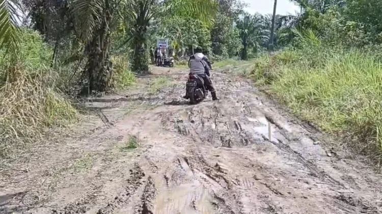 Jalan menuju Kantor Lurah Keramat Raya Rusak Parah