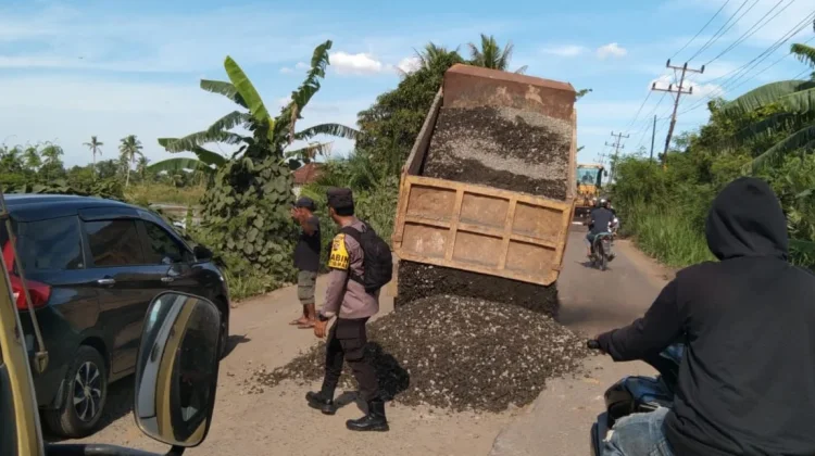 Sambut Iduladha, Warga Desa Sungai Dua Gotong Royong Perbaiki Jalan