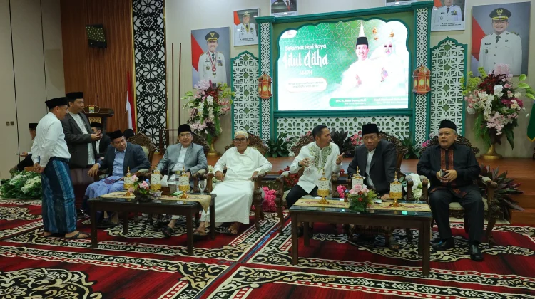 Wali Kota Palembang Sambut Warga saat Idul Adha 1447 Hijriah