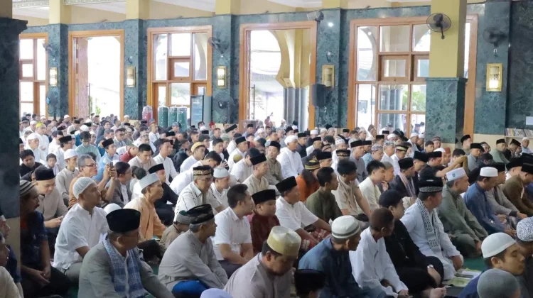 Ratusan Jamaah Padati Masjid Darussaid saat Sholat Id