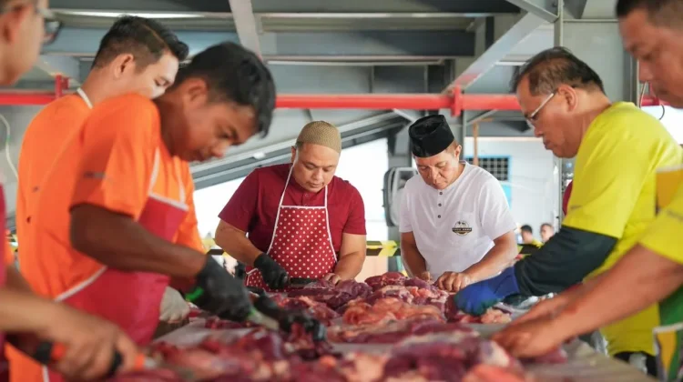 PLN UID S2JB Bagikan Daging Kurban untuk Warga Ring 1