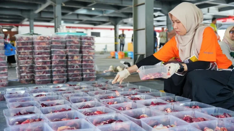 PLN UID S2JB Bagikan Daging Kurban untuk Warga Ring 1