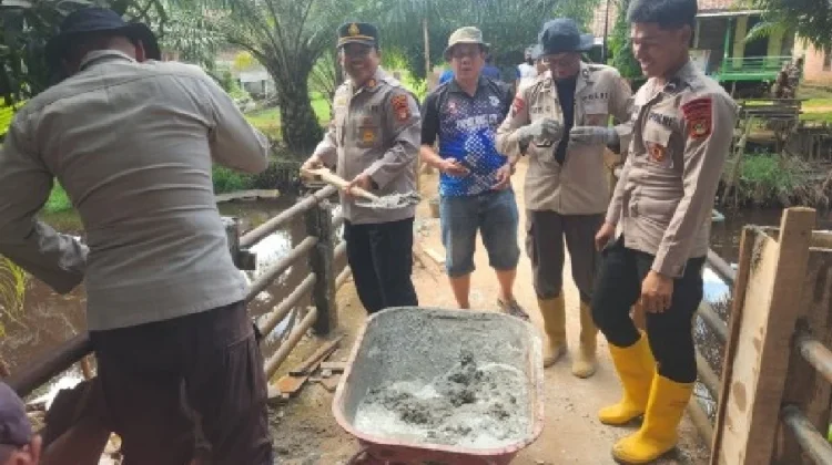 Polisi dan Warga Gotong Royong Perbaiki Jembatan Rusak di Pampangan