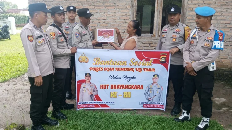 Polres OKU Timur Bagikan Bantuan Pangan Ribuan Paket Sembako untuk Lansia