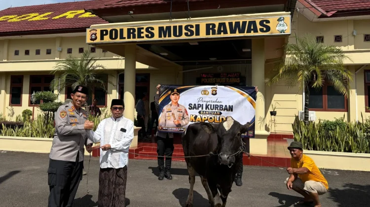 Polda Sumsel Serahkan Dua Sapi Kurban untuk Pesantren di Musi Rawas