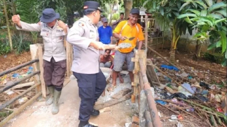 Polisi dan Masyarakat Desa Jermun, OKI Gotong Royong Perbaki Jembatan
