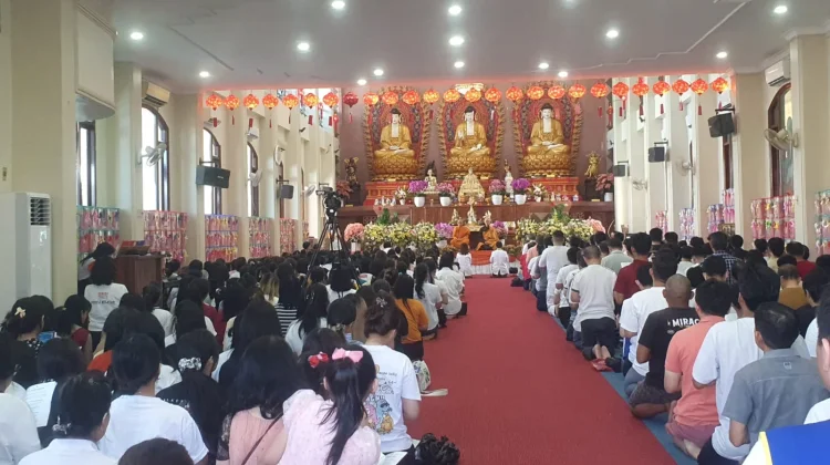 Ribuan Umat Buddha Ikuti Rangkaian Ibadah Waisak di Wihara Dharmakirti Palembang