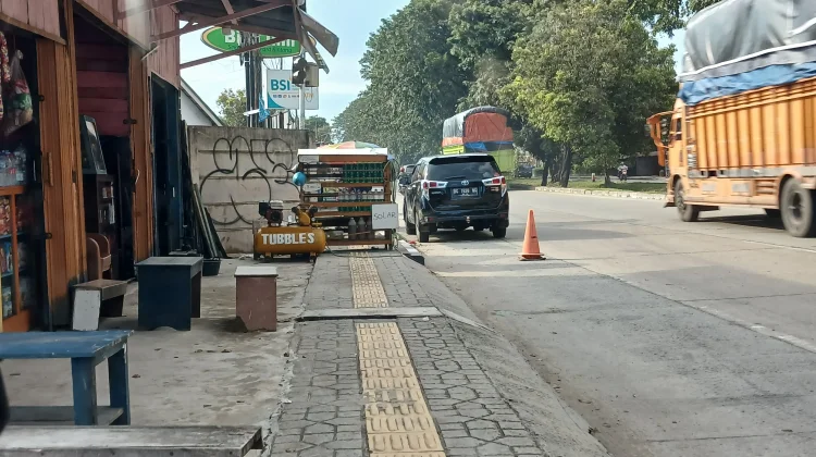 Fasilitas Difabel di Palembang Dinilai Belum Ramah, Trotoar Banyak Terhalang