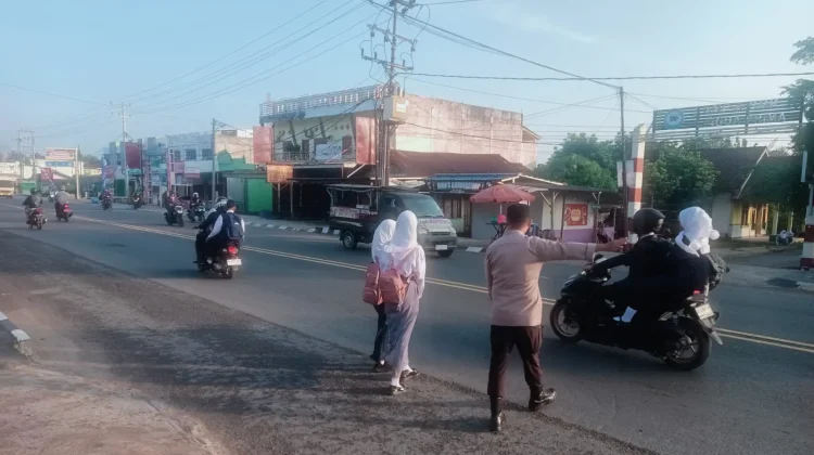 Polsek Indralaya Laksanakan Pengaturan Lalu Lintas, Sasar Keselamatan Pelajar