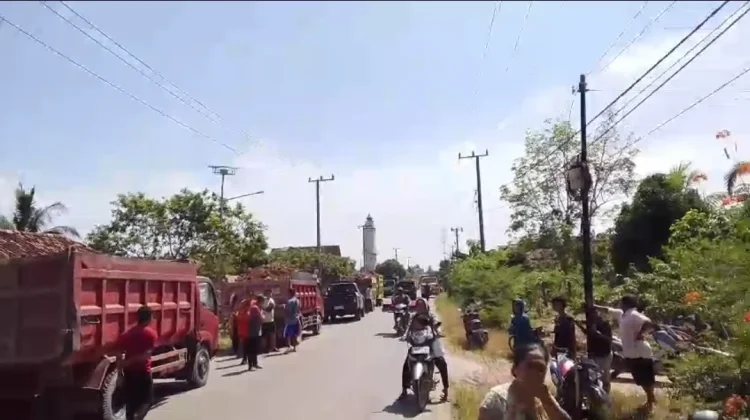 Warga Talang Buluh Protes Truk Tanah yang Ugal-Ugalan