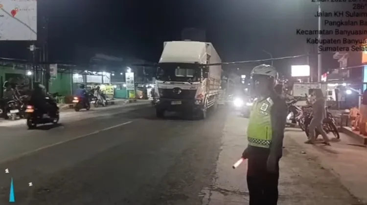 Kabel Menjuntai di Jalintim Banyuasin Picu Kepadatan Lalu Lintas