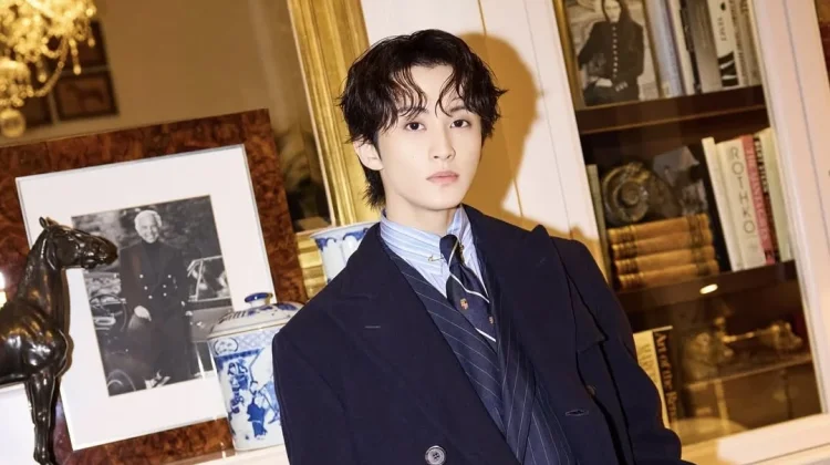Mark Lee Buka Babak Baru Karier Bersama UPPER ROOM
