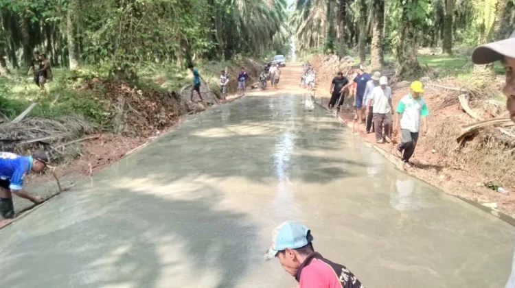 Bupati Muba Gerakkan Swasta dan Warga Cor Jalan Antar Kecamatan