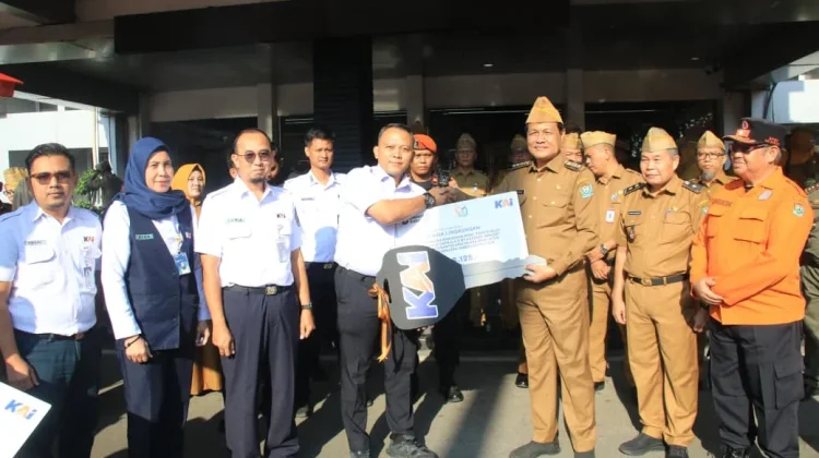 KAI Serahkan Ambulans dan Toilet untuk Penanggulangan Bencana Muara Enim