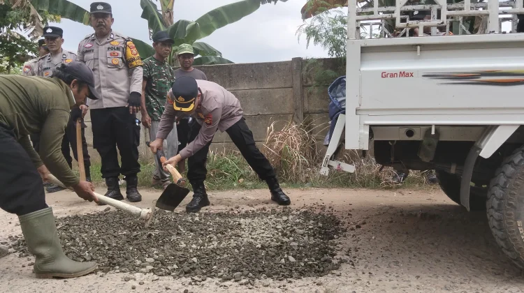 Polisi dan Warga Gotong Royong Perbaiki Jalan Rusak di Talang Jambe