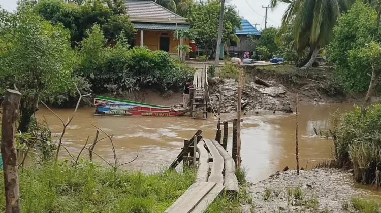 Jembatan Karang Anyar Ambruk Ganggu Aktivitas Warga Sehari Hari