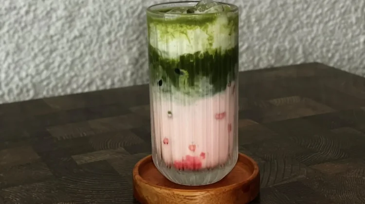 Strawberry Matcha Latte Tren Minuman Kafe