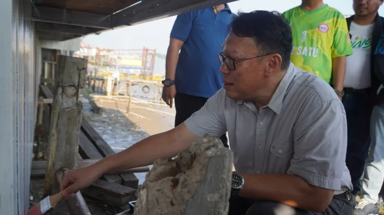 Sambut HUT, Pemkot Palembang Cat Rumah Tepian Musi