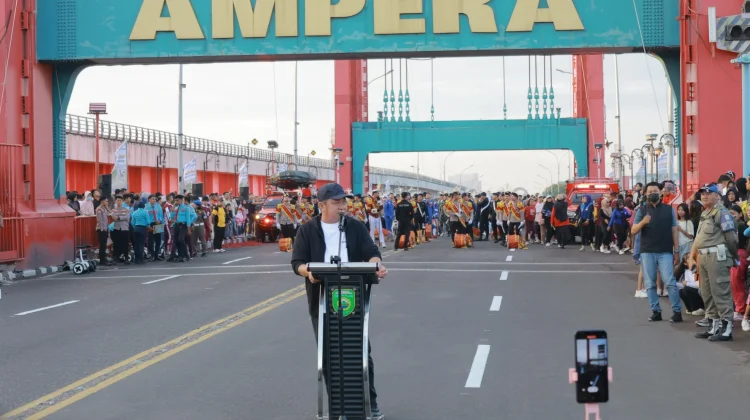 Wali Kota Palembang Ratu Dewa Resmikan Car Free Day di Jembatan Ampera