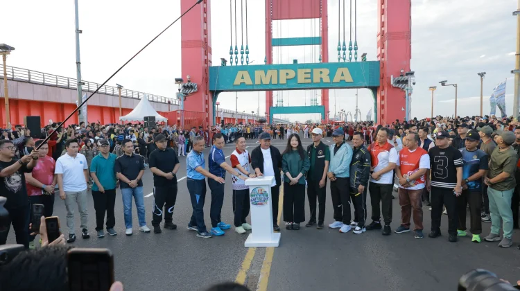 Wali Kota Palembang Ratu Dewa Resmikan Car Free Day di Jembatan Ampera