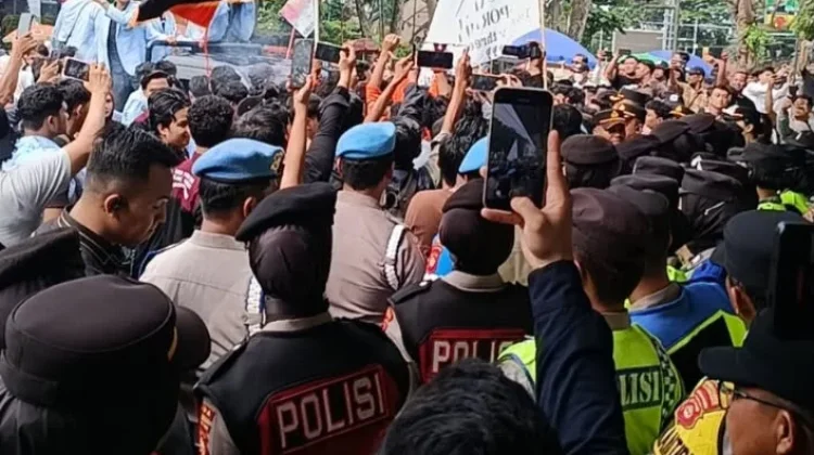 Personel Gabungan Amankan Demo Mahasiswa di DPRD Sumsel