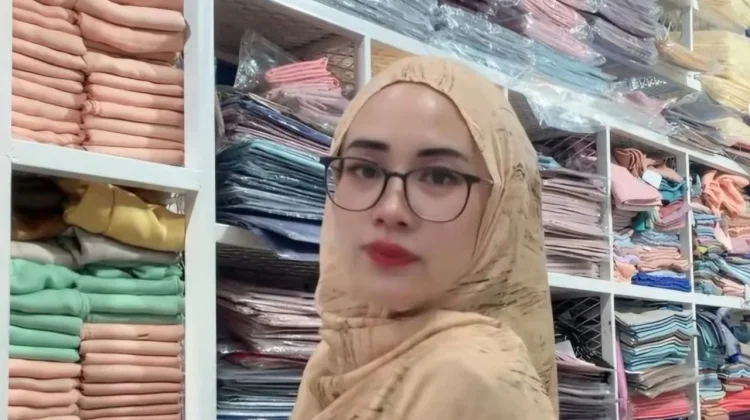Berawal dari Hobi Jualan, Pebri Bangun Istana Hijab
