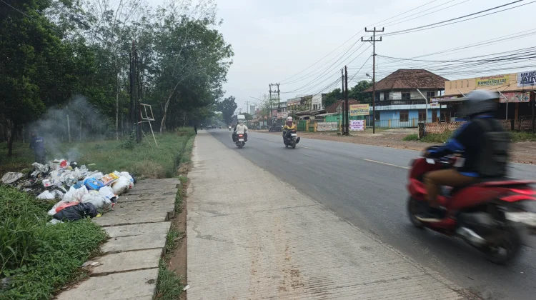 Minim TPS, Warga Talang Kelapa Masih Buang Sampah di Pinggir Jalan