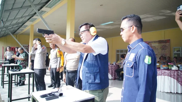 Bupati Muba Bidik Sasaran di Lapangan Tembak HUT Bhayangkara