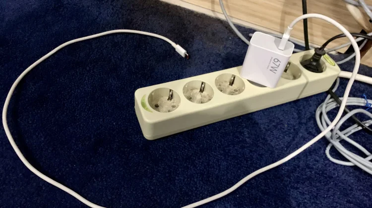 Bahaya Charger Terus Terpasang pada Stopkontak