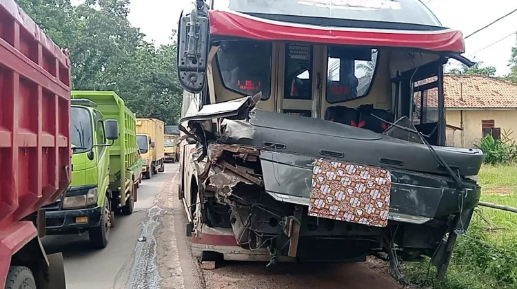 Bus AKAP Tabrak Trailer di Jalintim Banyuasin