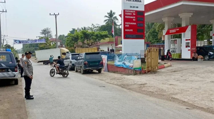 Polsek Baturaja Barat Jaga Kelancaran Antrean BBM Subsidi di SPBU Batu Putih