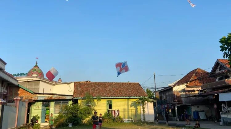 Libur Sekolah Dorong Penjualan Layangan Meningkat
