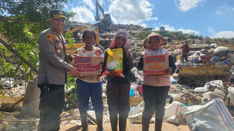 Polrestabes Palembang Salurkan Bantuan untuk Warga TPA Sukawinatan