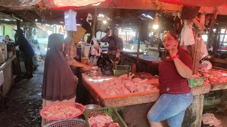 Harga Ayam di Pasar Lemabang Naik sejak MBG, Pedagang Keluhkan Omzet Turun