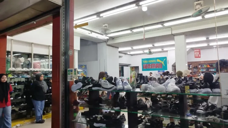 Penjualan Sepatu Sekolah Meningkat Jelang Tahun Ajaran Baru